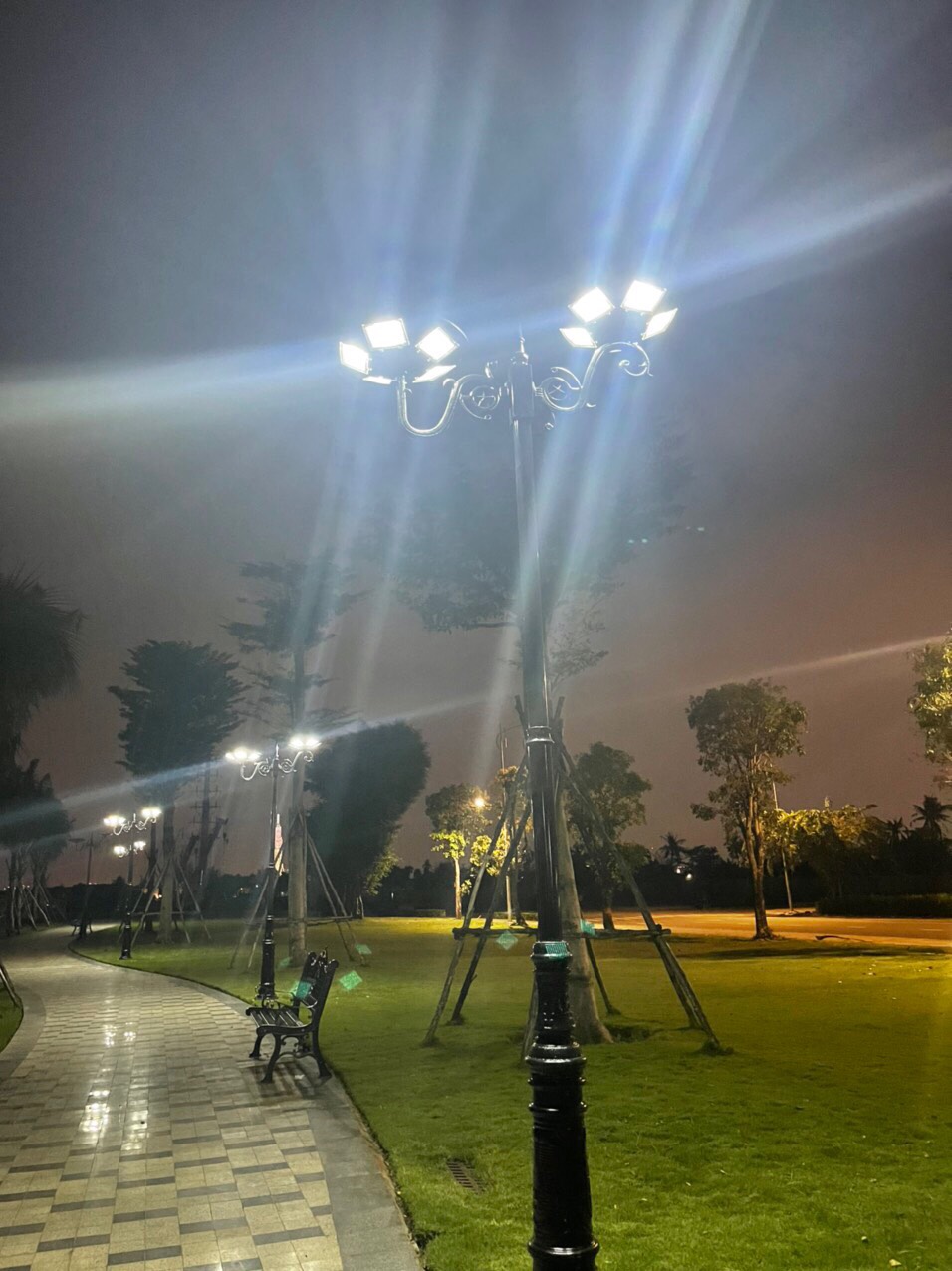Đèn chiếu sáng sân vườn, công viên năng lượng mặt trời UFO-250W