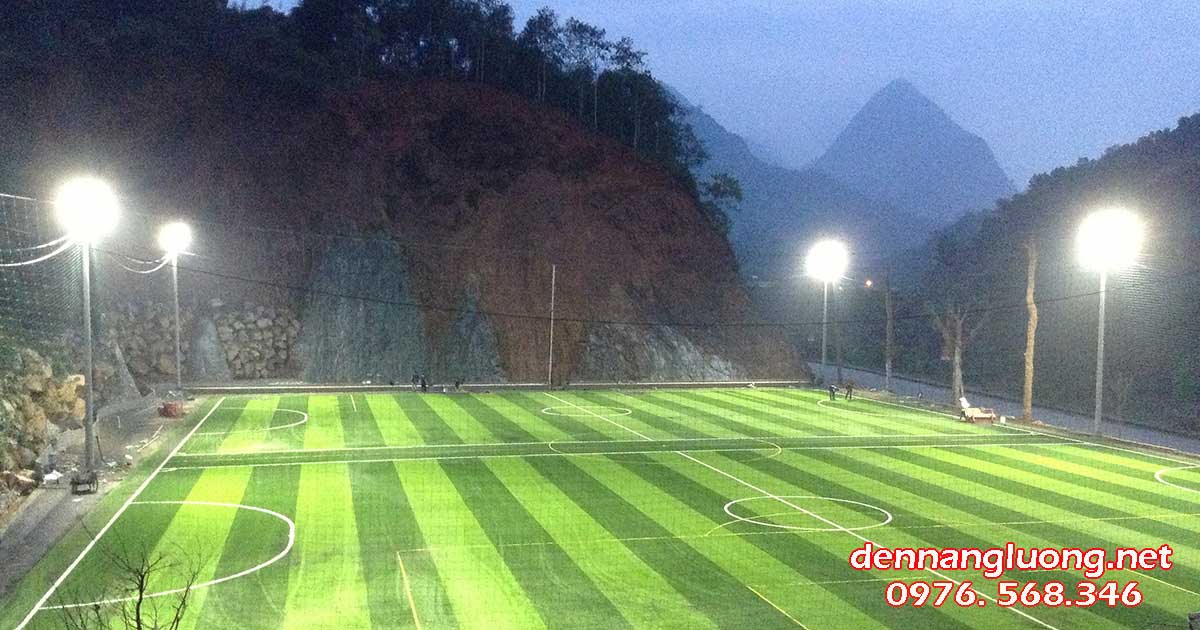 Ứng dụng đèn đường năng lượng chiếu sáng sân bóng